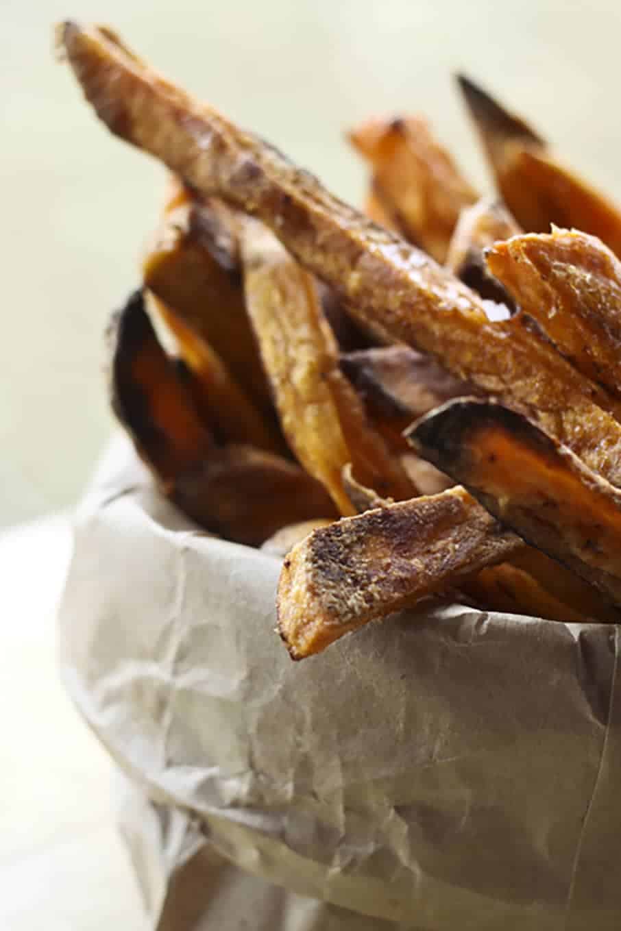 https://www.foodiewithfamily.com/wp-content/uploads/2014/04/Baked-Sweet-Potato-Fries-3.jpg