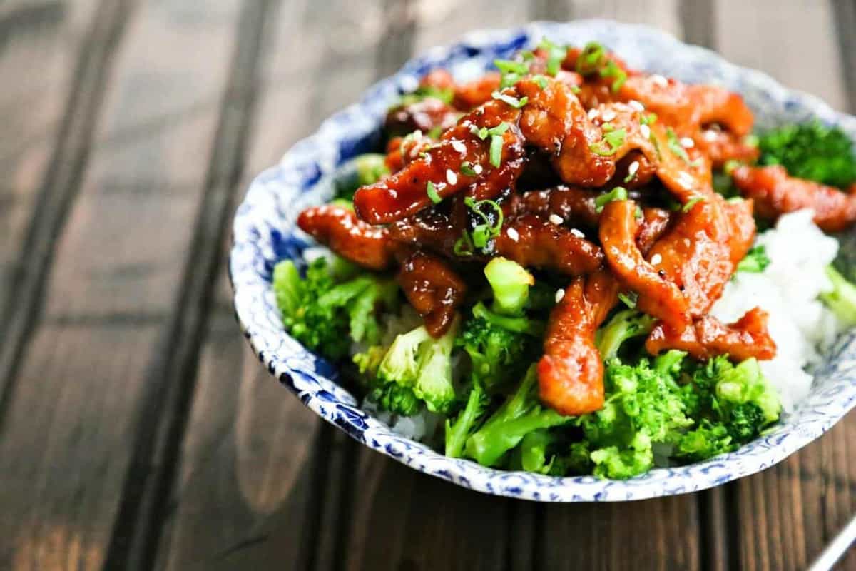 https://www.foodiewithfamily.com/wp-content/uploads/2015/07/Easy-Garlic-Ginger-Sticky-Glazed-Pork-3.jpg